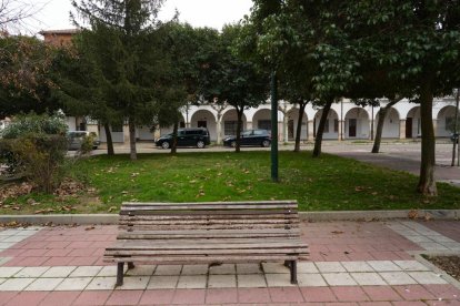 Plaza Porticada en el barrio de Girón de Valladolid - J.M. LOSTAU