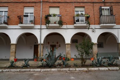 Plaza Porticada en el barrio de Girón de Valladolid - J.M. LOSTAU
