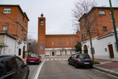 Vista de la Parroquia San Pío X de la Plaza Porticada de Valladolid desde la calle Hogar - J.M. LOSTAU