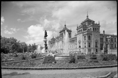 Fuente de la Plaza Zorrilla en los años 60. -ARCHIVO MUNICIPAL VALLADOLID