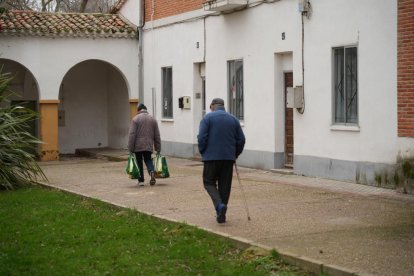 Plaza Porticada en el barrio de Girón de Valladolid - J.M. LOSTAU