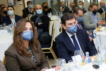 Adriana Ulibarri y Carlos Fernández Carriedo, durante la jornada. / LOSTAU