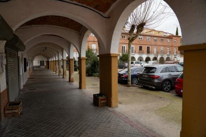 Plaza Porticada en el barrio de Girón de Valladolid - J.M. LOSTAU