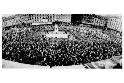 Público en la Plaza Mayor con la celebración de un concierto en 1980. -ARCHIVO MUNICIPAL VALLADOLID