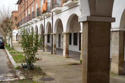 Plaza Porticada en el barrio de Girón de Valladolid - J.M. LOSTAU