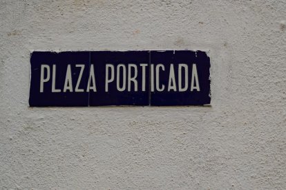 Plaza Porticada en el barrio de Girón de Valladolid - J.M. LOSTAU