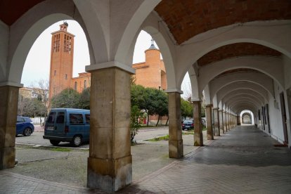 Plaza Porticada en el barrio de Girón de Valladolid - J.M. LOSTAU