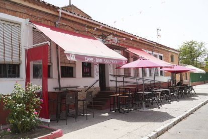 Café bar de la Asociación San Pío X en la calle Hogar. J. M. LOSTAU