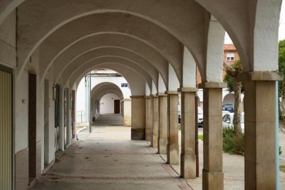 Plaza Porticada en el barrio de Girón de Valladolid - J.M. LOSTAU