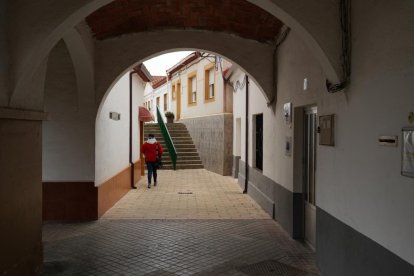 Arco en la Plaza Porticada de Valladolid que da paso a la calle Escondida - J.M. LOSTAU