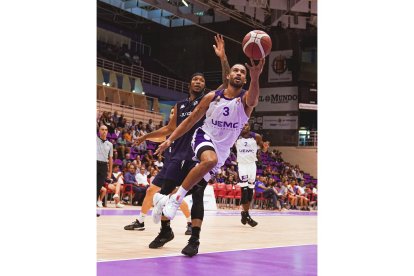 Mike Torres penetra a canasta durante el duelo de la Copa de Castilla y León ante Palencia. / RVB
