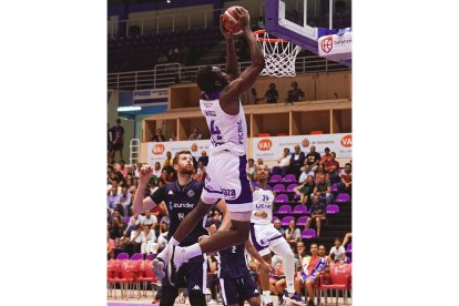 Kabasele se dispone a machacar el aro ante Palencia en la Copa CyL. / RVB