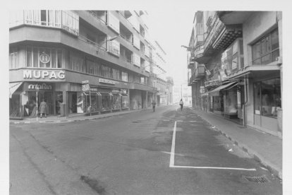 Calle María de Molina, hacia la plaza Santa Ana en 1984. -ARCHIVO MUNICIPAL VALLADOLID