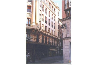 Calle Constitución esquina con calle Santiago en el año 2000. -ARCHIVO MUNICIPAL VALLADOLID