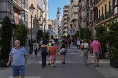 Calle Santiago con el edificio Fénix al fondo. -JM. LOSTAU