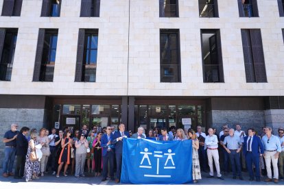 Concentración para demandar al Ministerio una serie de mejoras materiales y económicas para el servicio de Justicia Gratuita y Turno de Oficio.- ICAL
