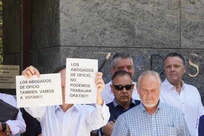 Concentración para demandar al Ministerio una serie de mejoras materiales y económicas para el servicio de Justicia Gratuita y Turno de Oficio.- ICAL