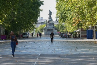 Vista de la acera de Recoletos con el monumento a Cristóbal Colón al fondo. -J.M. LOSTAU