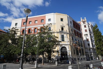 Plaza de la Rinconada en Valladolid con el edificio de Correos. -J.M. LOSTAU