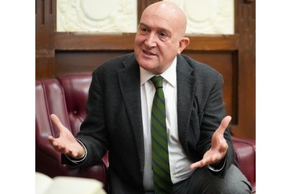 El alcalde de Valladolid, Jesús Julio Carnero, durante un momento de la entrevista. J.M. LOSTAU