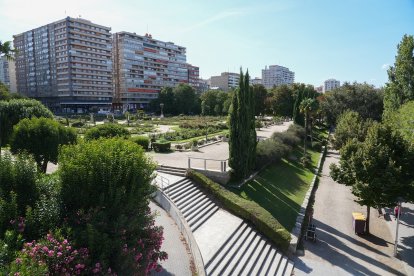 Vista del parque de La Rosaleda, entre el Río Pisuerga y el paseo Isabel La Católica. -J.M. LOSTAU
