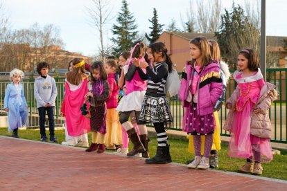 Desfile de disfraces en el Centro Cívico Canal de Castilla de Valladolid. -PHOTOGENIC.