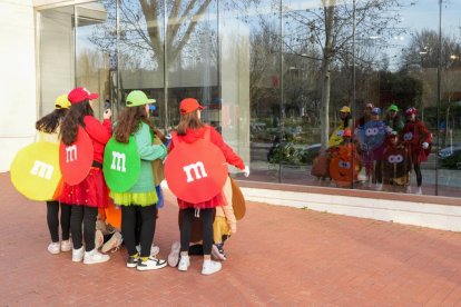Desfile de disfraces en el Centro Cívico Canal de Castilla de Valladolid. -PHOTOGENIC.