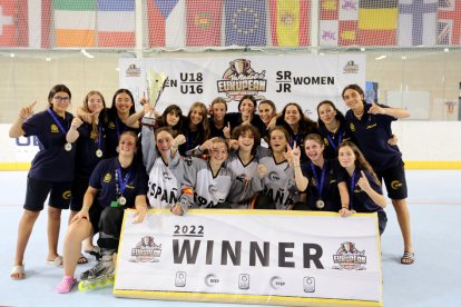 España júnior celebra el título Europeo en Canterac. / M. ÁLVAREZ