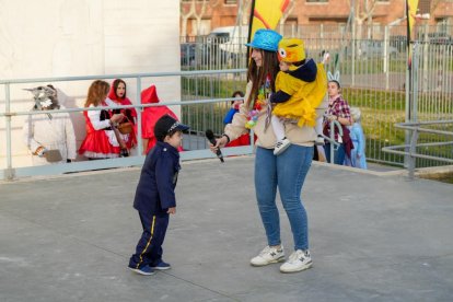 Desfile de disfraces en el Centro Cívico Canal de Castilla de Valladolid. -PHOTOGENIC.