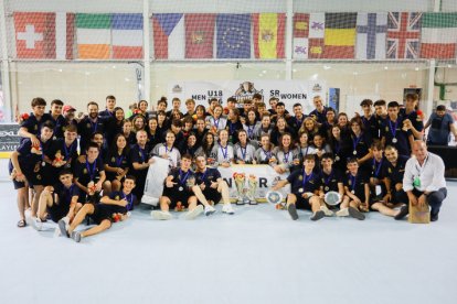Selecciones españolas con los trofeos tras el Europeo de Hockey línea en Valladolid. / LOSTAU