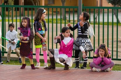 Desfile de disfraces en el Centro Cívico Canal de Castilla de Valladolid. -PHOTOGENIC.