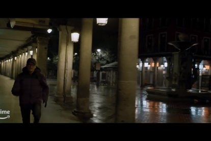 Escena de 'Memento Mori' en la plaza Fuente Dorada. -PRIME VIDEO