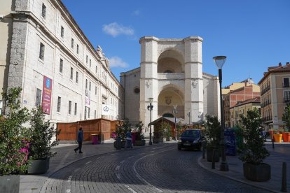 Calle de San Benito con la iglesia del mismo nombre al fondo. -J.M. LOSTAU