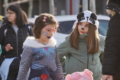 Pasacalles en Huerta del rey-Girón, que sale de la plaza Juan Pablo II de Villa del Prado. -PHOTOGENIC.