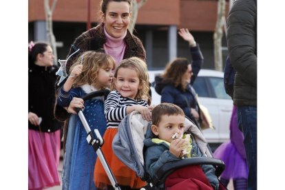 Pasacalles en Huerta del rey-Girón, que sale de la plaza Juan Pablo II de Villa del Prado. -PHOTOGENIC.