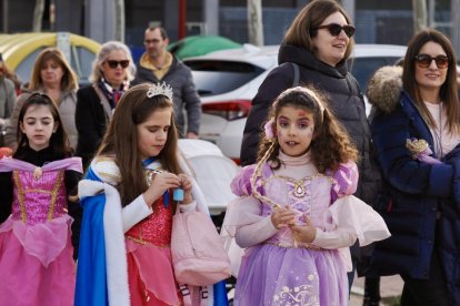 Pasacalles en Huerta del rey-Girón, que sale de la plaza Juan Pablo II de Villa del Prado. -PHOTOGENIC.