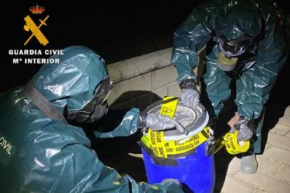 Imagen de los botes radioactivos localizados en Boecillo. E.M.