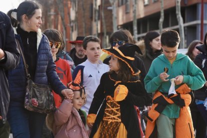Pasacalles en Huerta del rey-Girón, que sale de la plaza Juan Pablo II de Villa del Prado. -PHOTOGENIC.