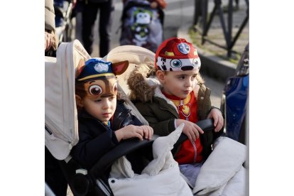 Pasacalles en Huerta del rey-Girón, que sale de la plaza Juan Pablo II de Villa del Prado. -PHOTOGENIC.