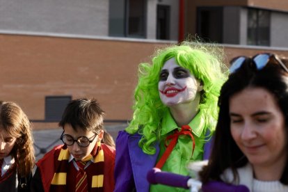 Pasacalles en Huerta del rey-Girón, que sale de la plaza Juan Pablo II de Villa del Prado. -PHOTOGENIC.