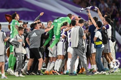 Celebración del ascenso en el césped de Zorrilla. / LA LIGA