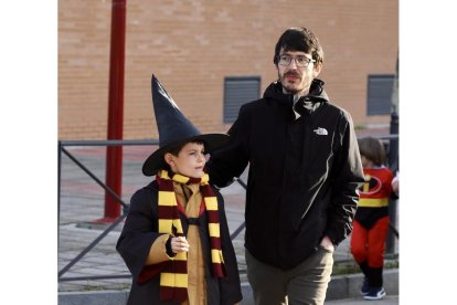 Pasacalles en Huerta del rey-Girón, que sale de la plaza Juan Pablo II de Villa del Prado. -PHOTOGENIC.