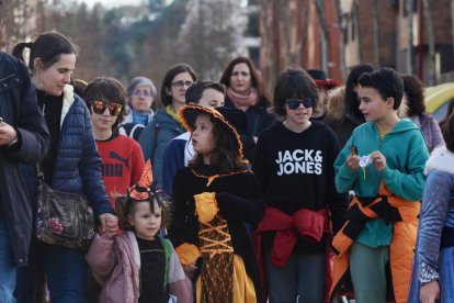 Pasacalles en Huerta del rey-Girón, que sale de la plaza Juan Pablo II de Villa del Prado. -PHOTOGENIC.
