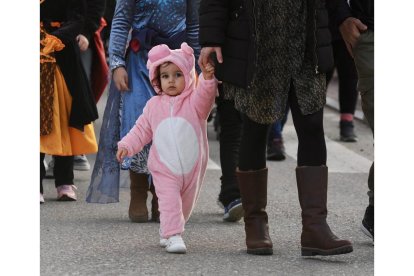 Pasacalles en Huerta del rey-Girón, que sale de la plaza Juan Pablo II de Villa del Prado. -PHOTOGENIC.