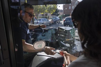 Pagos en metálico en autobuses de Auvasa. PHOTOGENIC