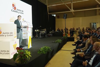 El presidente de la Junta, Alfonso Fernández Mañueco, presenta la campaña turística Otoño-Invierno de Castilla y León, en el marco de la celebración de Intur Negocios.- ICAL