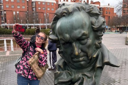 Estatua de los Premios Goya en la plaza de la Solidaridad de Valladolid. -J.M. LOSTAU