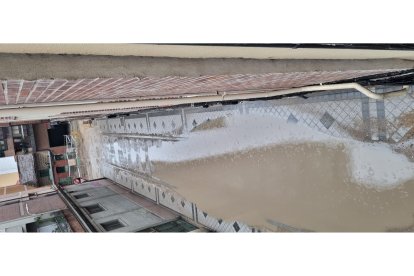 Inundación en la calle Lazo. -E.M.