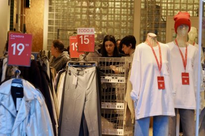 Comienzan las rebajas en la calle Santiago de Valladolid. -PHOTOGENIC.