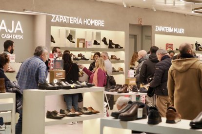 Rebajas en El Corte Inglés del Paseo Zorrilla en Valladolid. -PHOTOGENIC.